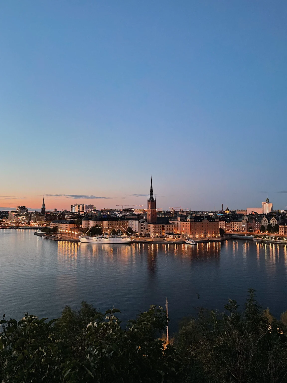 Stockholms silhuett och vatten i kvällsljus